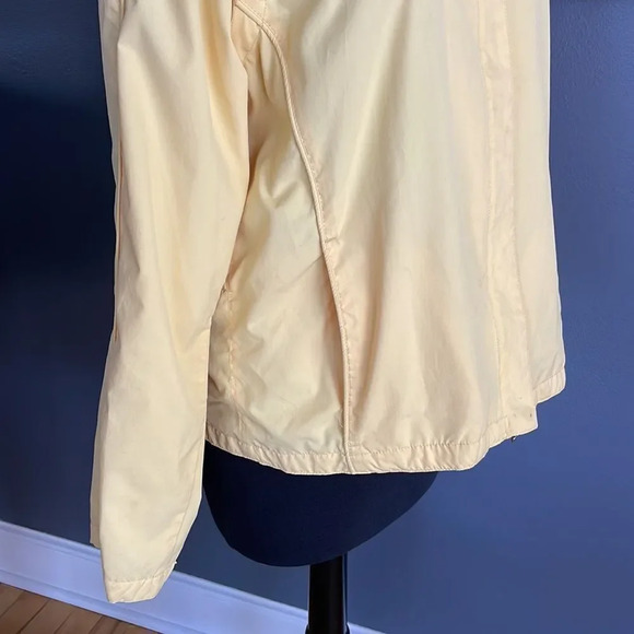 Izod buttercream mesh lined drawstring back convertible to vest golf jacket. Med - Picture 3 of 11